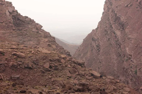 Una Vista Panorámica Los Afloramientos Piedra Las Colinas Rocosas Marrones — Foto de Stock