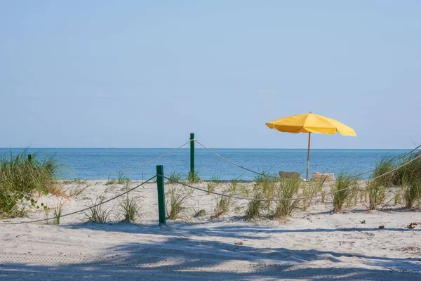 Żółty Parasol Piaszczystej Plaży — Zdjęcie stockowe