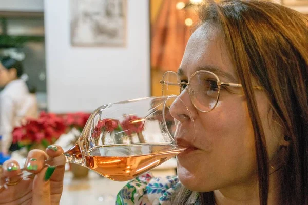 Женщина Пьет Вино Испанской Таверне — стоковое фото