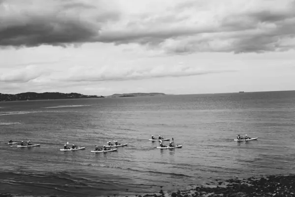 Облачно Мрачное Небо Над Морем Людьми Плавающими Байдарках — стоковое фото