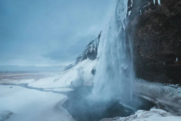 Ett Vattenfall Täckt Med Snö Vintern — Stockfoto