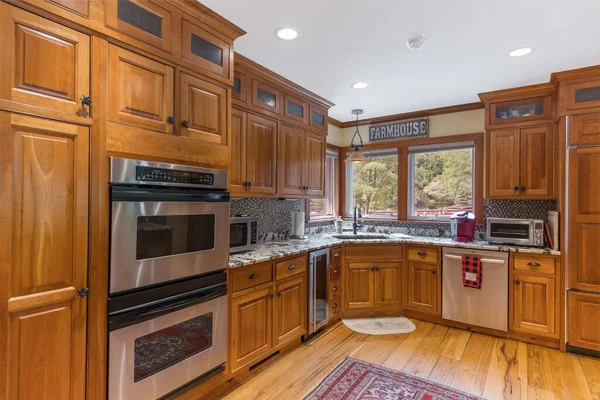 Eine Innenaufnahme Einer Küche Mit Teppich Und Holzdetails — Stockfoto