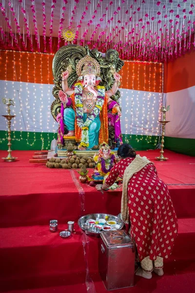 Женщина Поклоняющаяся Перед Статуей Ганеши Время Индийского Фестиваля Ганеш Чатурти — стоковое фото