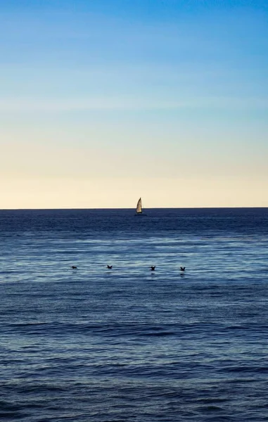 Een Verticaal Schot Van Een Boot Die Aan Horizon Vaart — Stockfoto