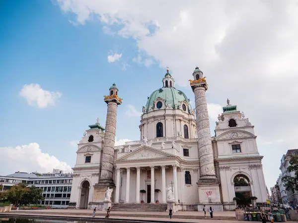 Uma Foto Baixo Ângulo Histórica Igreja Karlskirche Karlsplatz Viena Áustria — Fotografia de Stock