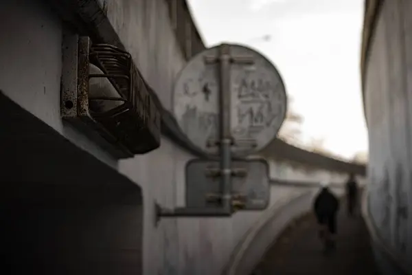 Prag Bulanık Arka Planında Paslı Bir Sokak Lambasının Seçici Odağı — Stok fotoğraf