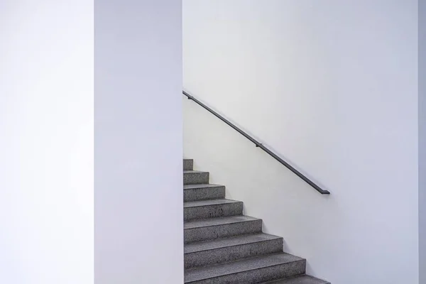 Каменная Лестница Ведущая Вверх Полу Металлическими Перилами Белыми Стенами — стоковое фото
