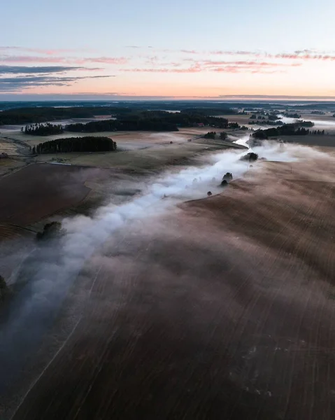 在雾蒙蒙的日子里俯瞰广阔的农田和平静的河流 — 图库照片