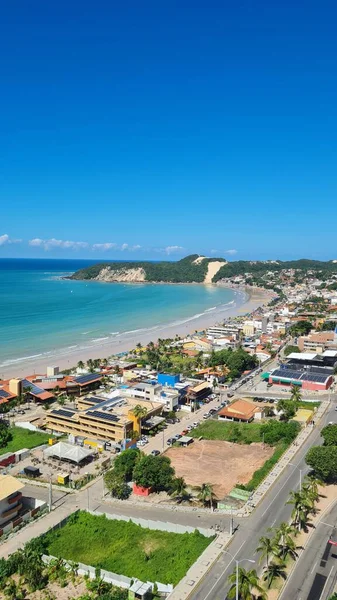 巴西北里约格朗德州纳塔尔的Ponta Negra海滩上的一座垂直无人驾驶建筑照片 — 图库照片
