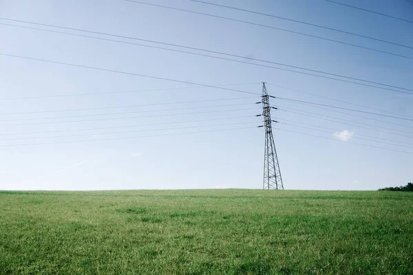 Power Transmission Towers Krajobrazie Bieguny Elektryczne Wysokiego Napięcia Liniami Kablowymi — Zdjęcie stockowe