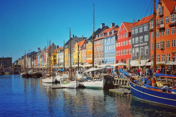 Vacker Bild Båtar Dockade Nyhavn Kanal Nära Färgglada Byggnaderna Köpenhamn — Stockfoto