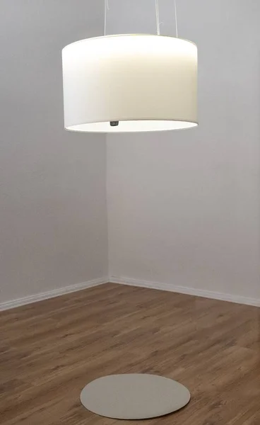 Een Verticaal Shot Van Een Verlichte Witte Lamp Hangend Een — Stockfoto