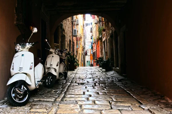 中世風の狭い通りに白いスクーターの行 — ストック写真