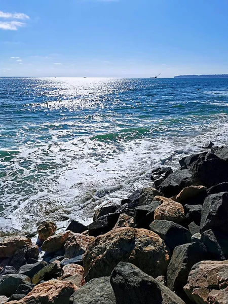 Krásný Výhled Moře Skalnatým Pobřežím Zpěněnými Vlnami — Stock fotografie