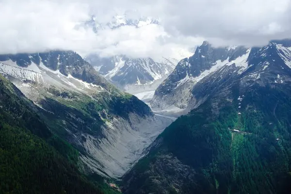 Μια Εναέρια Λήψη Των Μεγάλων Χιονισμένων Βουνών Τις Κορυφές Κρύβονται — Φωτογραφία Αρχείου