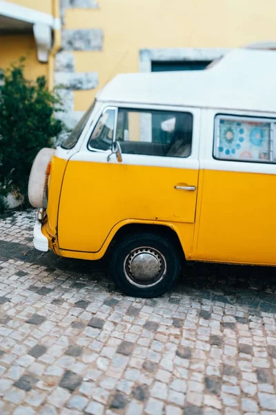 Ein Oldtimer Transporter Parkt Auf Einer Straße Vor Einem Gelben — Stockfoto