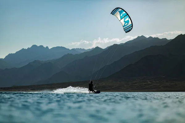 Una Vista Panorámica Kitesurfista Deslizándose Sobre Agua Laguna —  Fotos de Stock