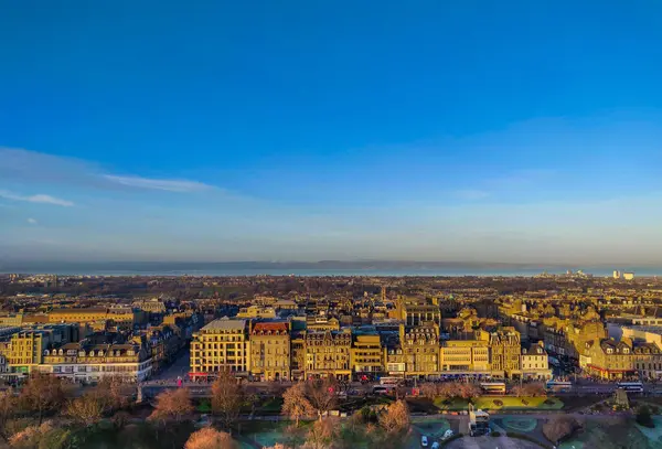 Een Prachtig Uitzicht Vanuit Lucht Een Stadsgebouw Onder Blauwe Lucht — Stockfoto