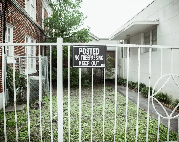 白い金属製のフェンスにサインアウトの閉鎖 — ストック写真
