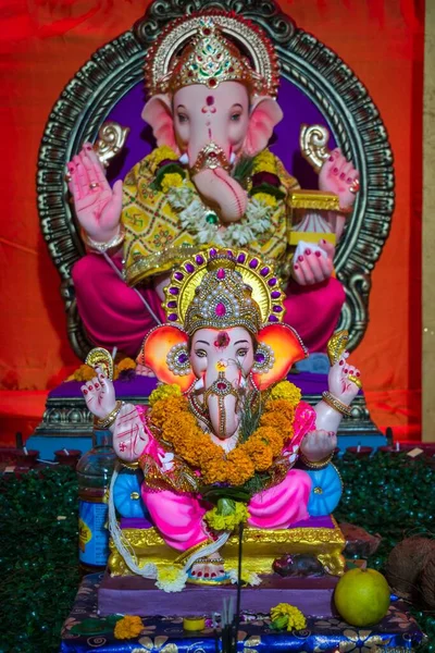 Idol Lord Ganesha Being Worshipped Mandal Mumbai Ganesh Chaturthi Vertical — Stock Photo, Image
