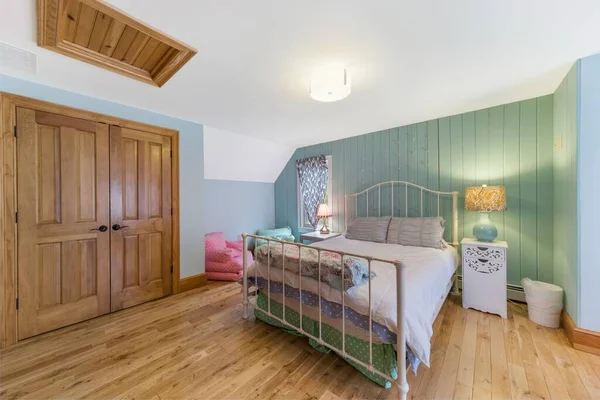 緑の壁と木製の床とドア付きの寝室のインテリアショット — ストック写真