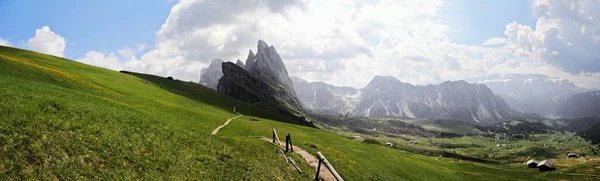 Güney Tyrol Talya Yeşil Yamaçta Evleri Olan Seceda Dağlarının Panoramik — Stok fotoğraf
