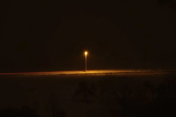 黑暗道路上明亮明亮的街灯 — 图库照片