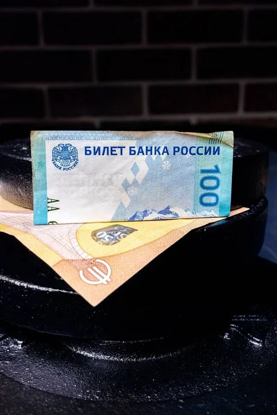 Вертикальный Кадр Русского 100 Руб Евро Друг Друга Черной Поверхности — стоковое фото