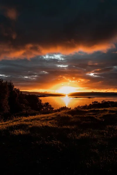 Pystysuora Laukaus Kirkkaasta Oranssista Auringonlaskusta Skyen Saaren Yllä Skotlannissa — kuvapankkivalokuva