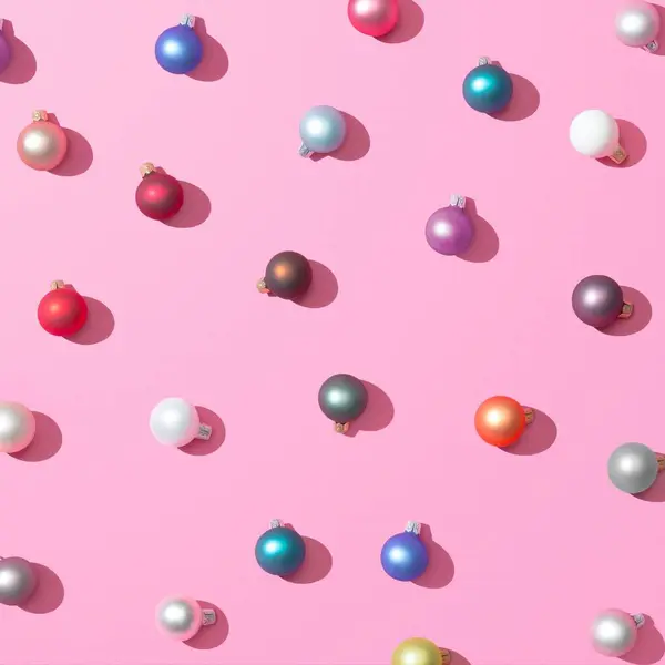 Een Weergave Van Het Trendy Kerstpatroon Gemaakt Met Kleurrijke Kerstballen — Stockfoto