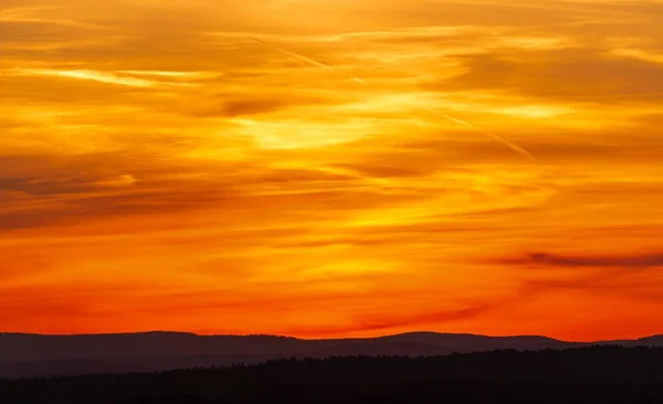 Nádherný Ohnivý Západ Slunce Nad Kopci Stromy — Stock fotografie