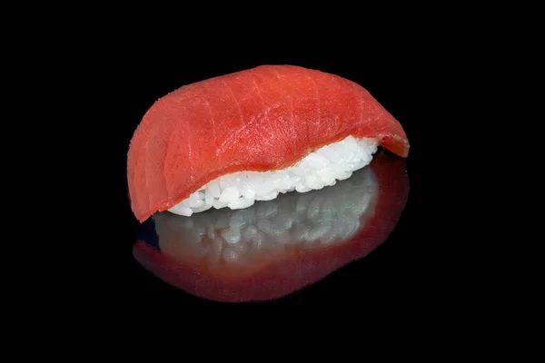 Sushi Sgombro Isolato Uno Sfondo Nero — Foto Stock