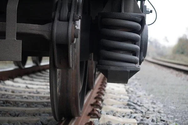 Primo Piano Delle Ruote Del Vecchio Treno Nero Sul Binario — Foto Stock