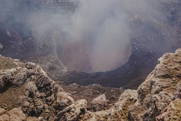 Primo Piano Del Cratere Vulcanico Fumante — Foto Stock