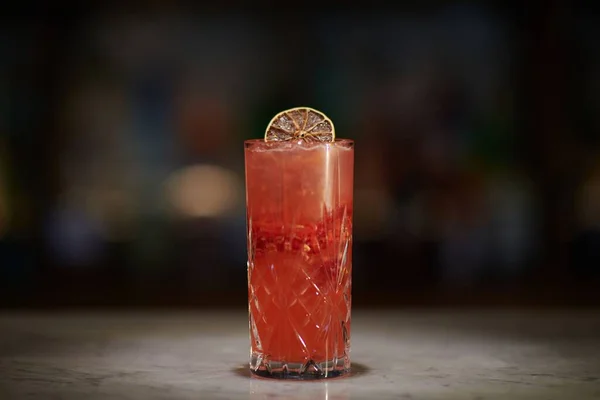 Een Rode Frisdrank Alcoholische Cocktail Drank Versierd Met Gedroogde Kalk — Stockfoto