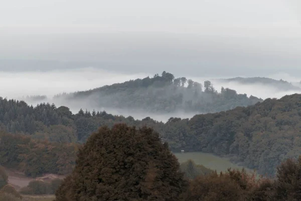 Вид Воздуха Горы Покрытые Зелеными Пышными Лесами Туманный День — стоковое фото