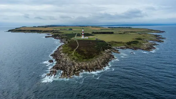 Een Luchtfoto Van Tarbat Ness Lighthouse Schotland Tegen Een Bewolkte — Stockfoto