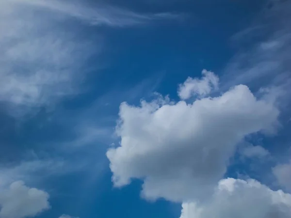 Ένα Όμορφο Σύννεφο Στον Γαλάζιο Ουρανό — Φωτογραφία Αρχείου
