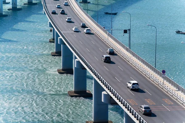 Widok Lotu Ptaka Samochody Jadące Moście Nad Lazurową Wodą Morską — Zdjęcie stockowe