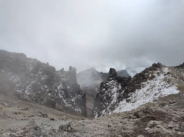 Kasvetli Bir Günde Sisli Karlı Dağlarla Kaplı Bir Manzara — Stok fotoğraf