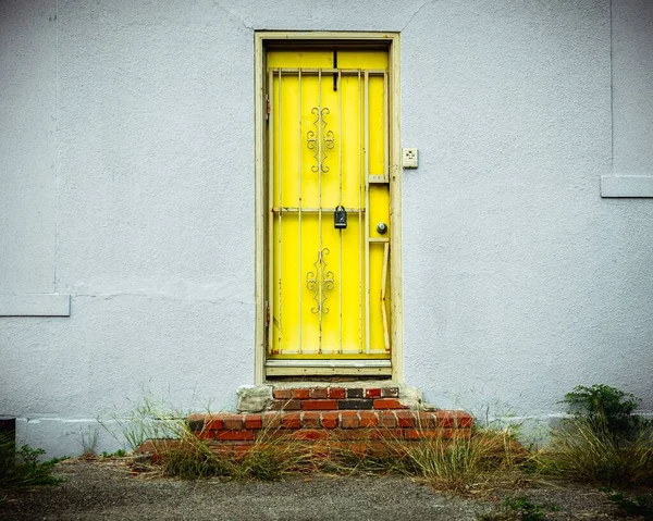 Старая Жёлтая Дверь Над Ступенями Красного Кирпича — стоковое фото