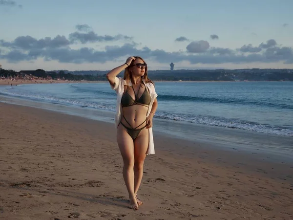 Ładna Biała Kobieta Stroju Kąpielowym Pozująca Piaszczystej Plaży Błękitnym Morzem — Zdjęcie stockowe