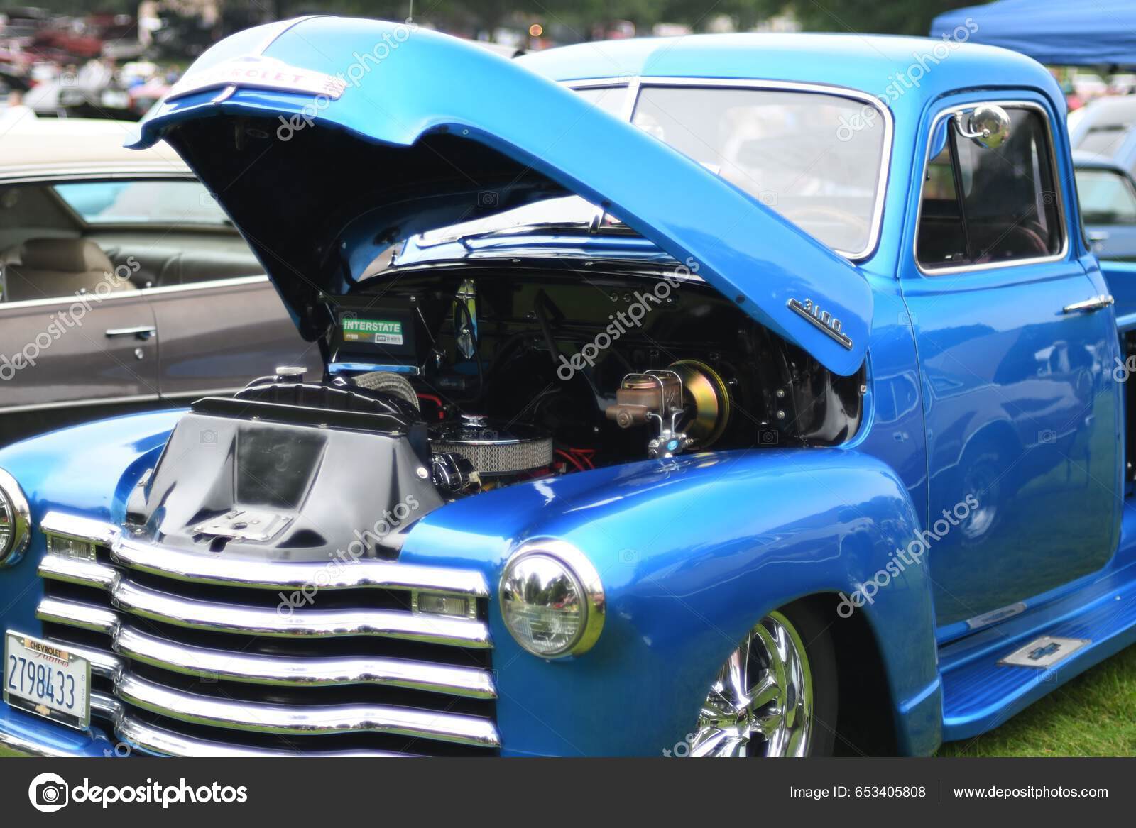 Blå Chevrolet Pickup 1954 Utställning – Redaktionell stockfoto ©  wirestock_creators #653405808