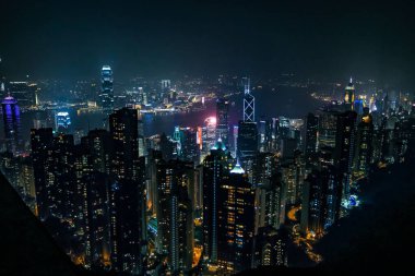 Geceleri Çin 'in Hong Kong şehrinin büyüleyici manzarası.