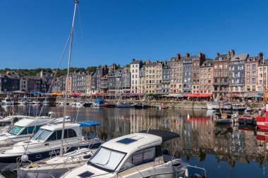 Eski liman havzası ve tarihi eski Honfleur kasabası, Fransa 'nın Normandiya şehrinde küçük bir topluluk.