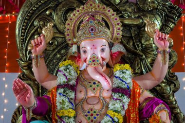 Hindistan, Mumbai 'deki Ganesh Chaturthi festivali sırasında Ganesha heykelinin yakın çekimi.