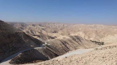 Arka planda mavi gökyüzü olan Negev Çölü 'nün havadan görünüşü, İsrail