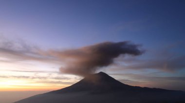 Gün batımında Meksika 'da Popocatepeti stratovolcano' nun alçak açılı görüntüsü
