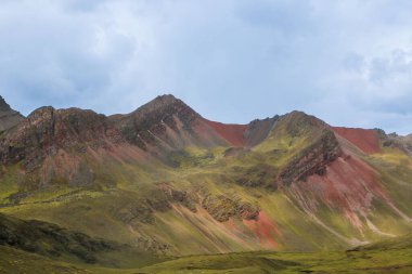 Dağlık bir manzaranın güzel bir manzarası