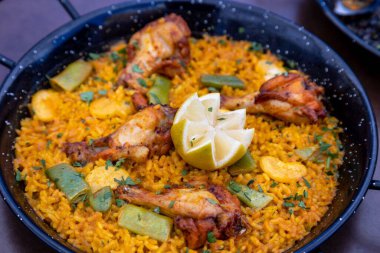 Paella 'nın yakın çekimi bir restoranda bir tavada servis edildi.